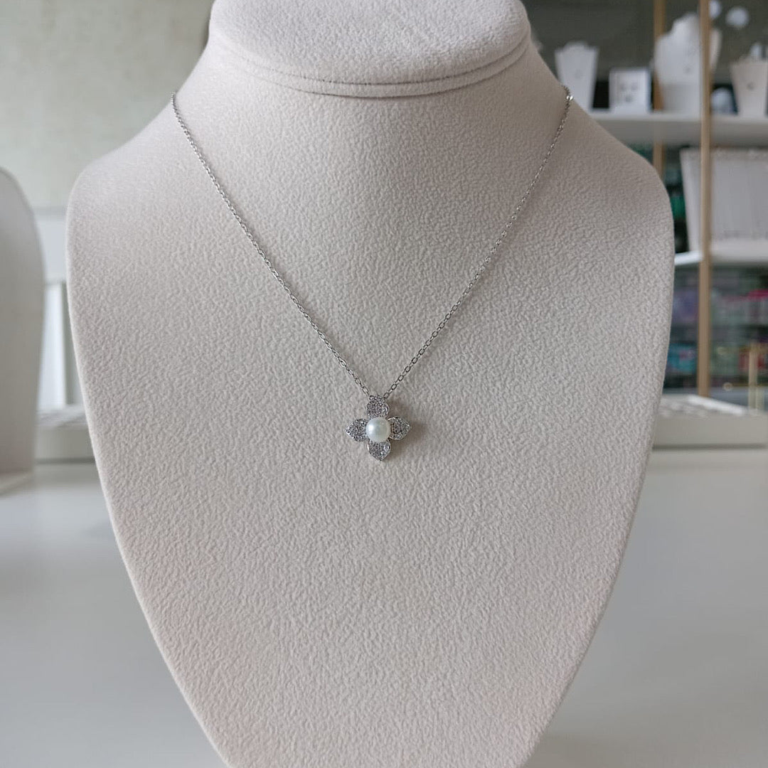 Flower Pearl Necklace