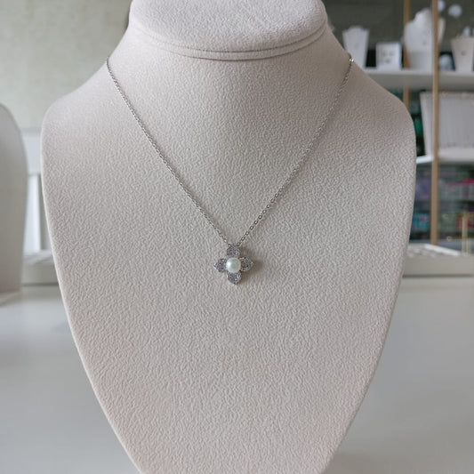 Flower Pearl Necklace